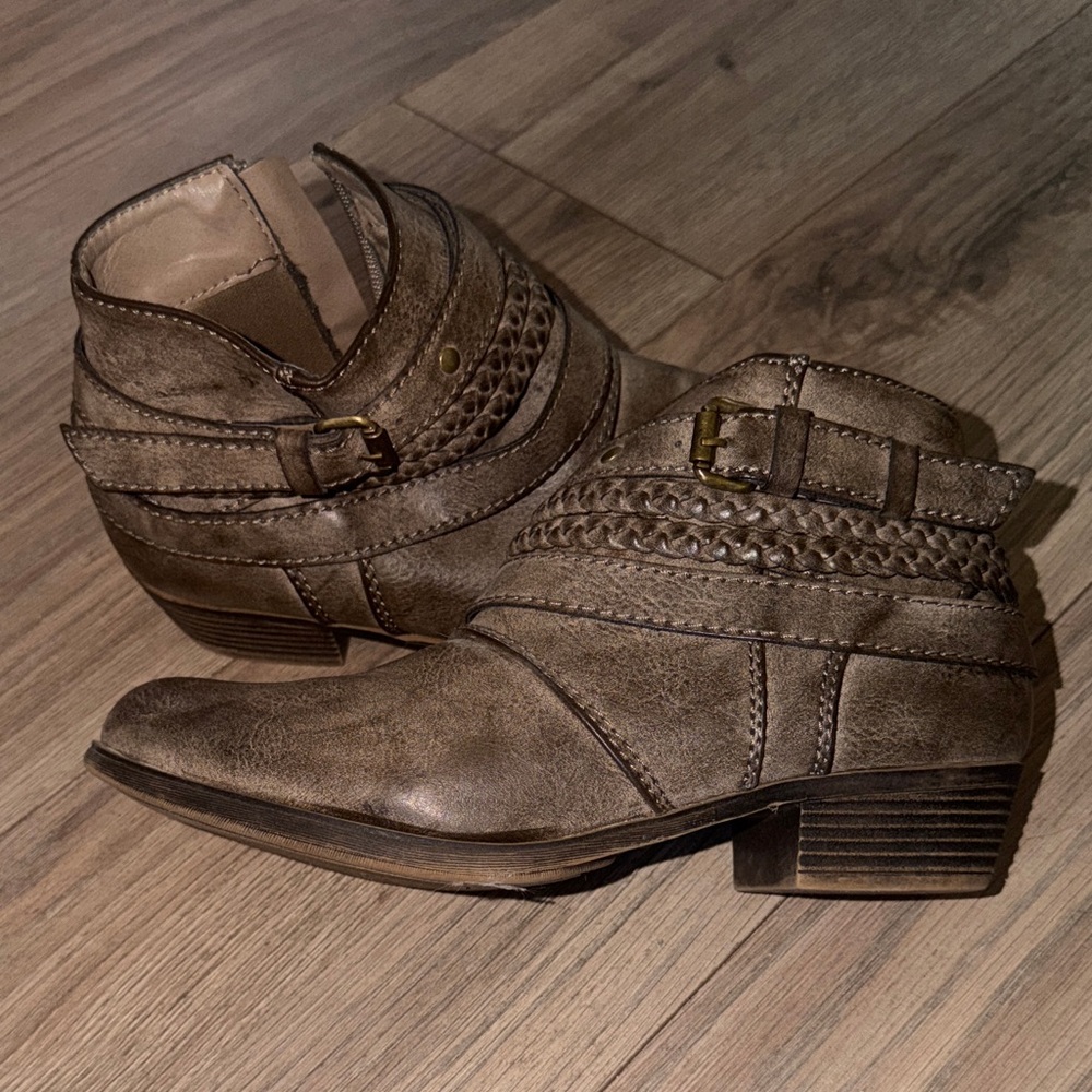 Women's 8Wide Brown Ankle Boots